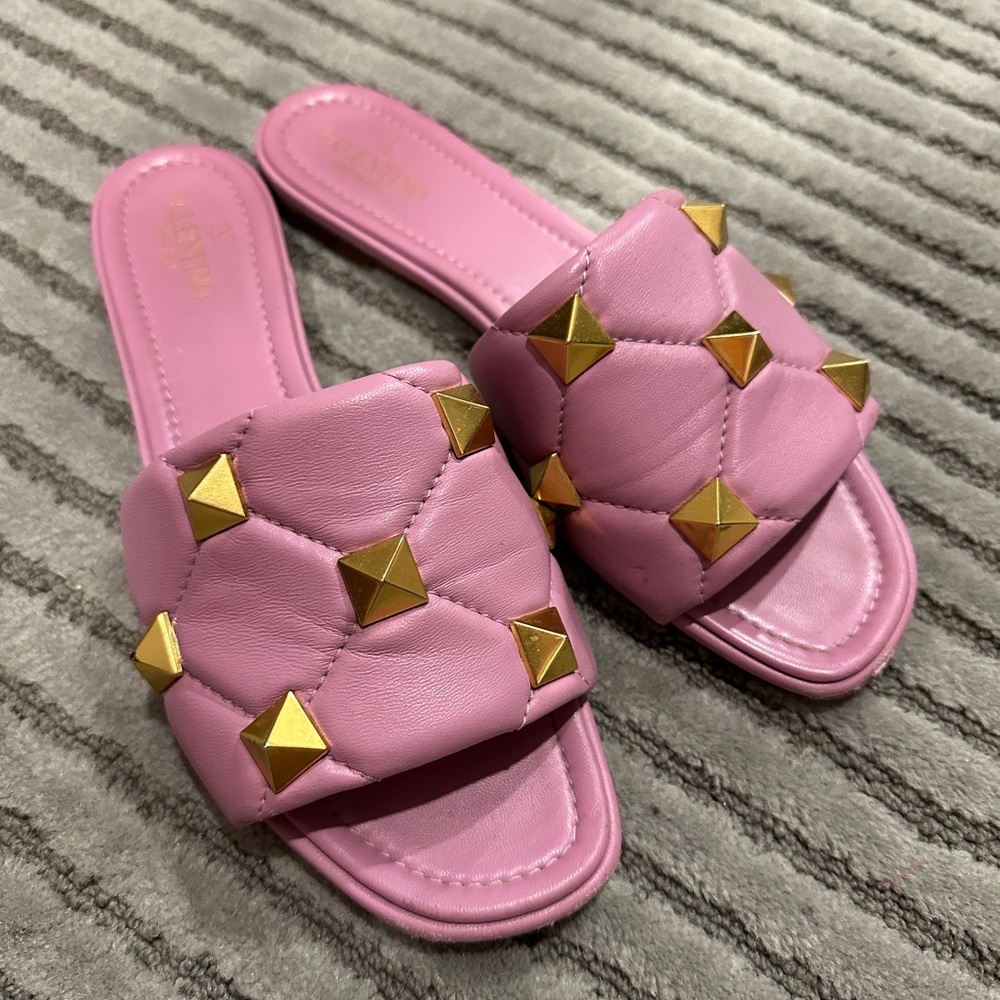 Valentino roman stud slide in pink